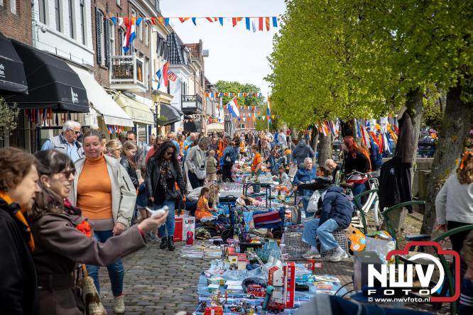 Volle terrassen, bruisende kleedjesmarkt en sportieve Wallenloop: Elburg leeft tijdens koningsdag! - &copy; NWVFoto.nl